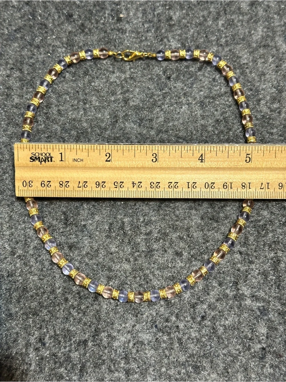 THIS IS A LADIES MURANO GLASS NECKLACE MEASURING 17” IN LENGTH, 6” WHEN WORN. I